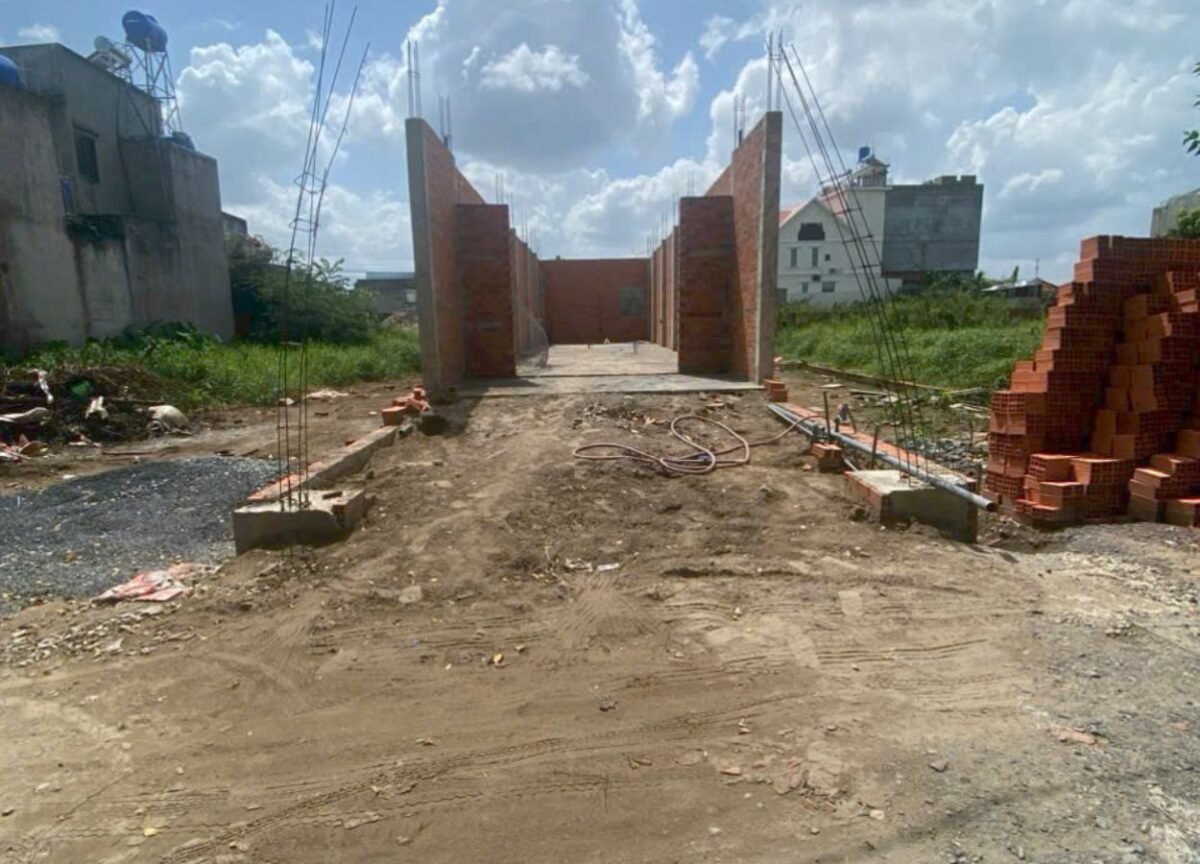 Mặt tiền nhà mới xây móng kiên cố trung tâm Đức Hòa với móng tường đã hoàn thiện