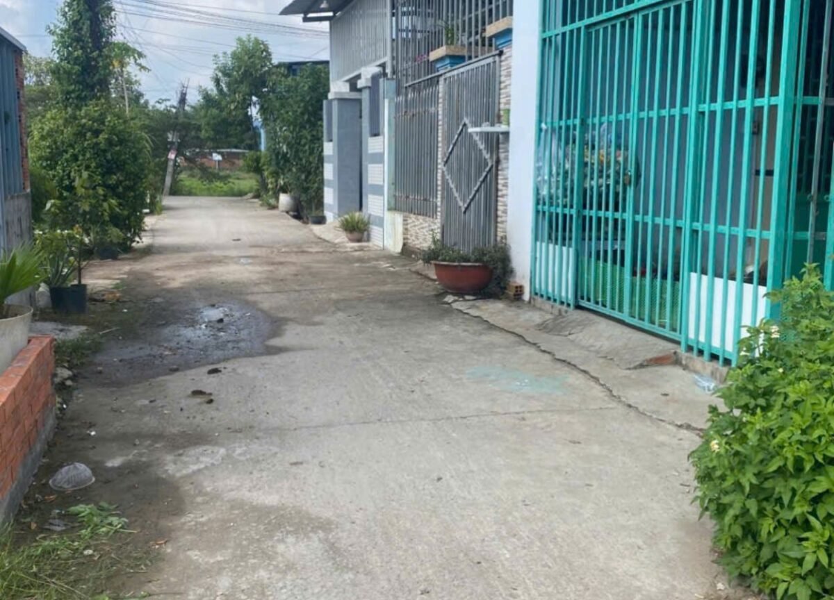 Nhà có 4 phòng trọ tại ấp 5, Đức Hoà Đông – nhìn từ đầu hẻm